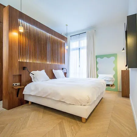 Exceptional Family 8p - Victor Hugo Paris